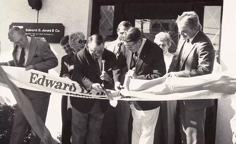 Photo en noir et blanc de Ted Jones ouvrant la 1 000e succursale de la société, à Stoughton, au Wisconsin, vers 1985.
