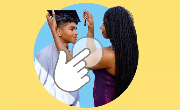 Un parent déplaçant le gland sur le chapeau de finissant d’un enfant.