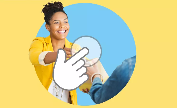 Une personne souriant et tendant un petit sac d’achats à une autre personne qui est hors cadre.