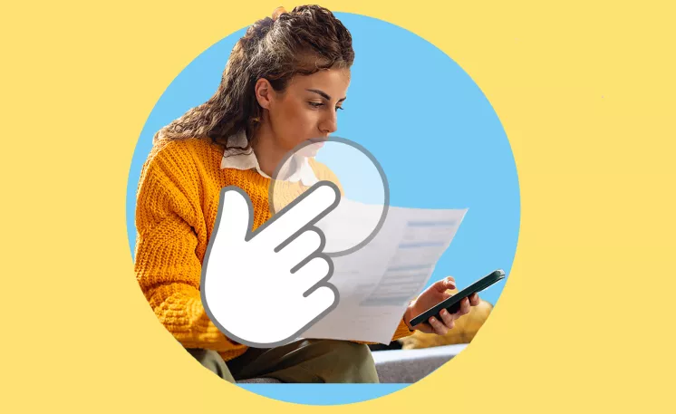 Jeune femme qui regarde son ordinateur portable