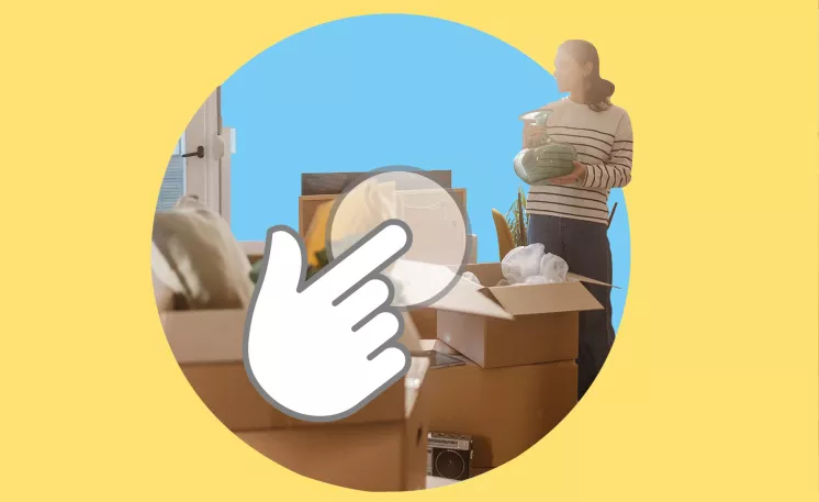 Une personne debout dans une pièce remplie de boîtes de déménagement ouvertes 