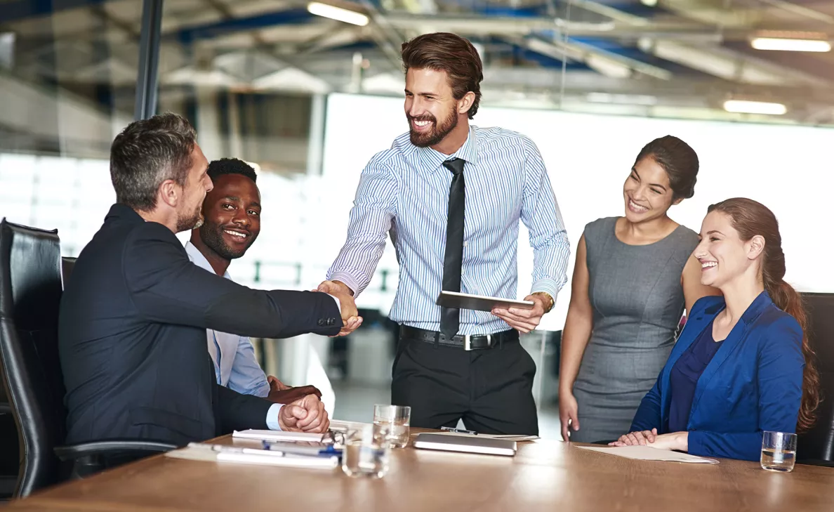 Un client d’Edward Jones conclut une rencontre avec une équipe attitrée de représentants qui lui a offert un service personnalisé.