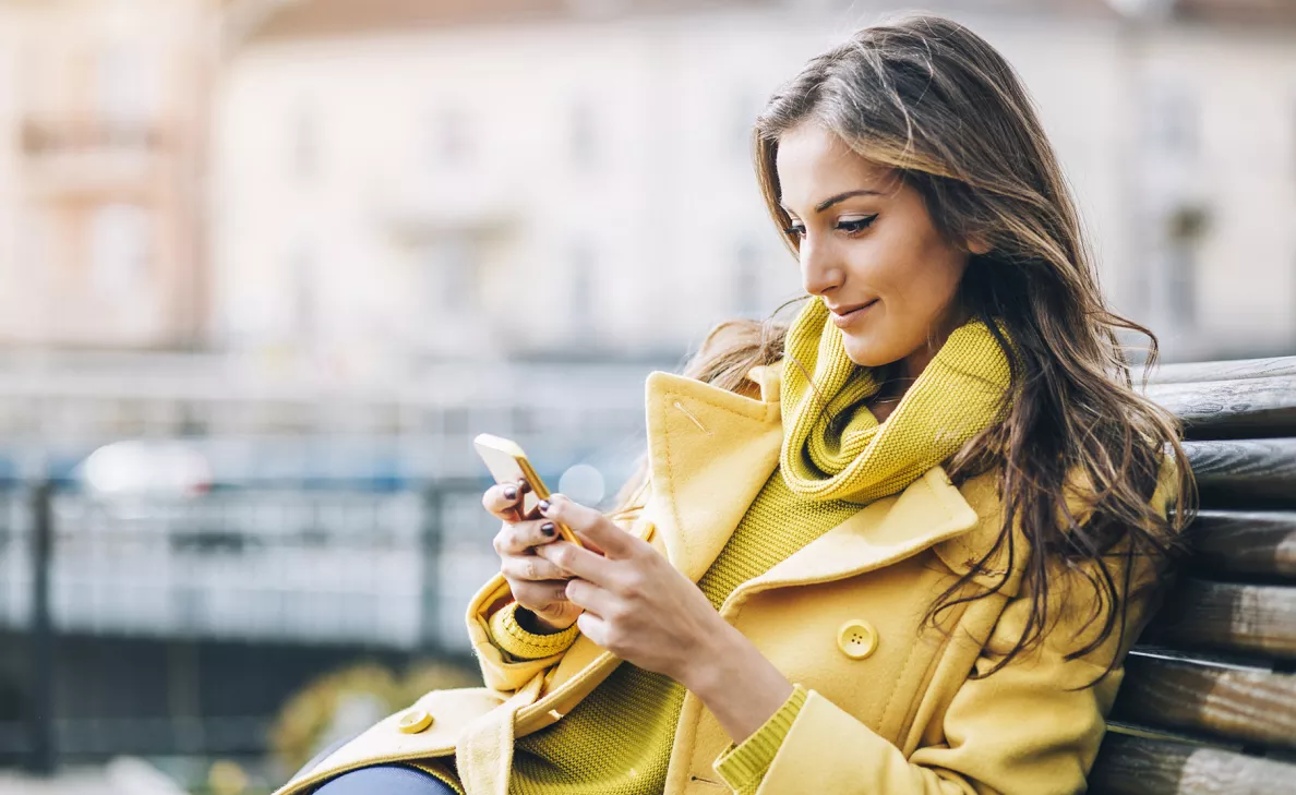 Une cliente d’Edward Jones utilise un outil financier sur une application mobile pour faire le suivi de ses objectifs pendant qu’elle est en déplacement.