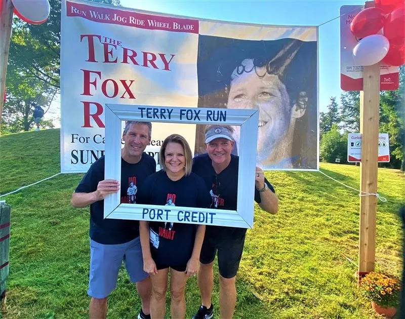  A team of Edward Jones corporate volunteers work through boxes of donated food.
