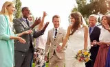 Un couple nouvellement marié célèbre son mariage avec des amis et la famille.