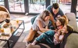 Une famille passe du temps de qualité dans son salon.