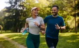 Deux adultes qui courent dans un parc