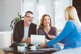 Un couple rencontre son conseiller en investissement