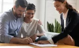 Conseillère financière et ses clients