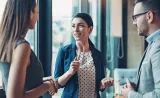 Deux clients d’Edward Jones discutent de leur avenir avec leur représentant en services financiers de longue date.